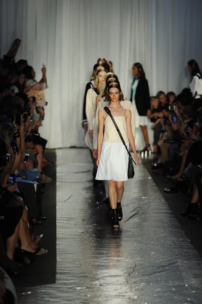 Modelo en Rag and Bone Women 's Collection show —  Fotos de Stock