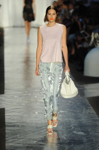 Modell på Rag and Bone Women's Collection show — Stockfoto