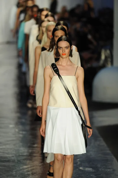 Model at Rag and Bone Women's Collection show — Stock Photo, Image