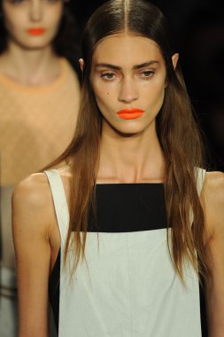 bez ve kemik bayan koleksiyonu Show'da modeli