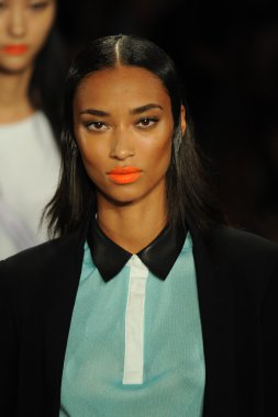 bez ve kemik bayan koleksiyonu Show'da modeli