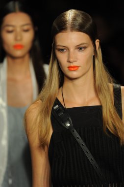 bez ve kemik bayan koleksiyonu Show'da modeli