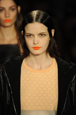 bez ve kemik bayan koleksiyonu Show'da modeli
