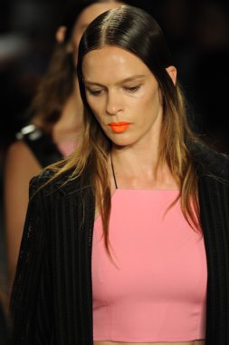 bez ve kemik bayan koleksiyonu Show'da modeli