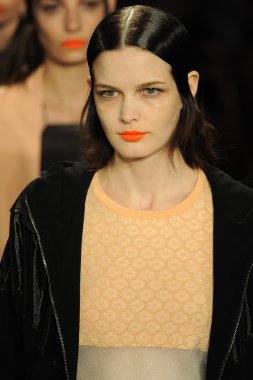 bez ve kemik bayan koleksiyonu Show'da modeli