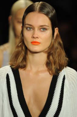 bez ve kemik bayan koleksiyonu Show'da modeli