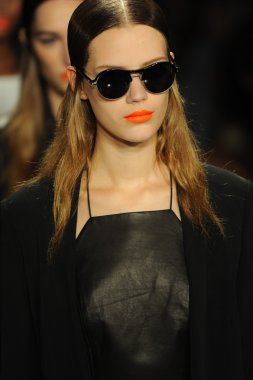 bez ve kemik bayan koleksiyonu Show'da modelleri