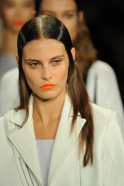 bez ve kemik bayan koleksiyonu Show'da modeli