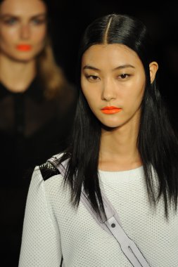 bez ve kemik bayan koleksiyonu Show'da modeli