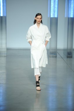 model yürür helmut lang defile