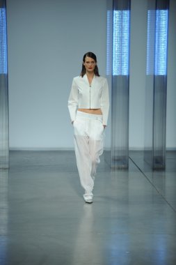 model yürür helmut lang defile
