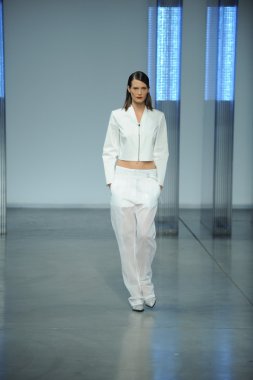 model yürür helmut lang defile
