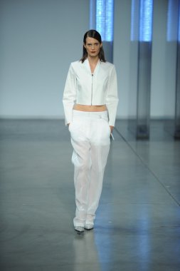 model yürür helmut lang defile