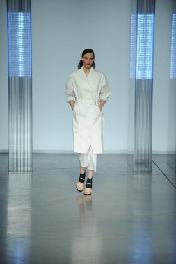model yürür helmut lang defile