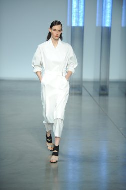 model yürür helmut lang defile