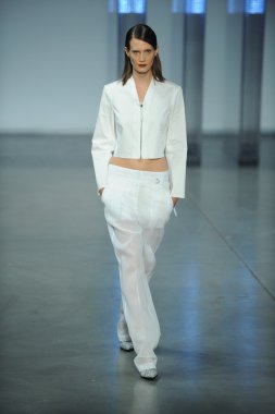 model yürür helmut lang defile