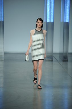 model yürür helmut lang defile