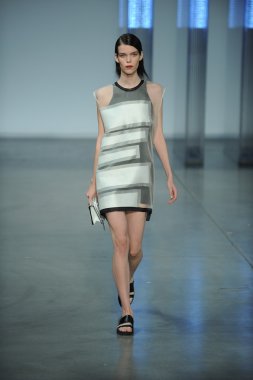 model yürür helmut lang defile