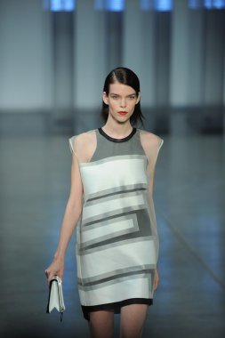 model yürür helmut lang defile