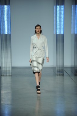model yürür helmut lang defile