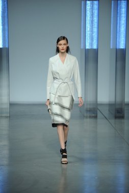 model yürür helmut lang defile