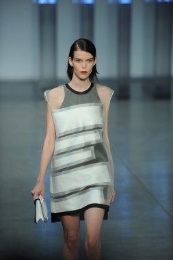 model yürür helmut lang defile