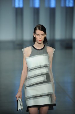 model yürür helmut lang defile