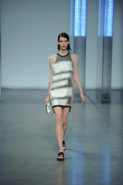 model yürür helmut lang defile