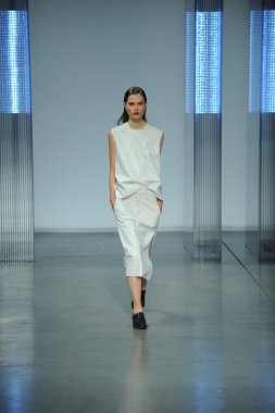 model yürür helmut lang defile