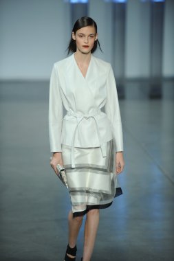 model yürür helmut lang defile