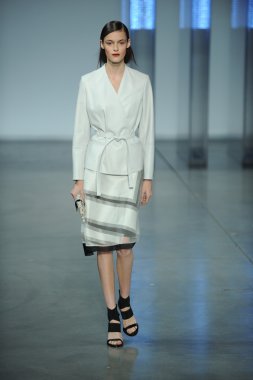 model yürür helmut lang defile