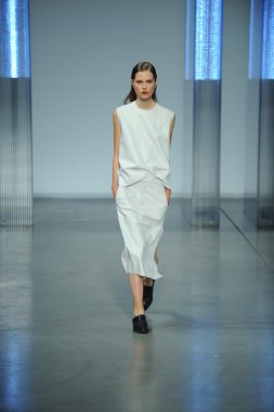 model yürür helmut lang defile