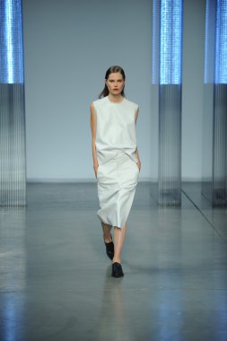 model yürür helmut lang defile