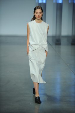 model yürür helmut lang defile