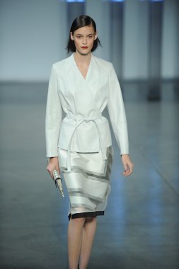 model yürür helmut lang defile