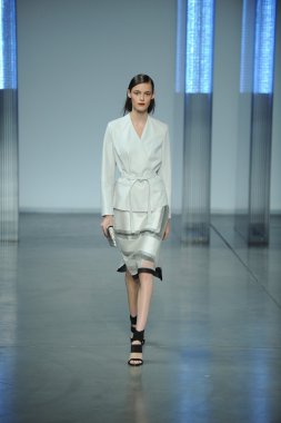 model yürür helmut lang defile