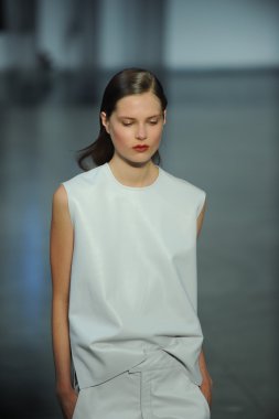 model yürür helmut lang defile