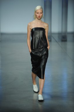 model yürür helmut lang defile