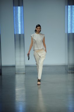 model yürür helmut lang defile