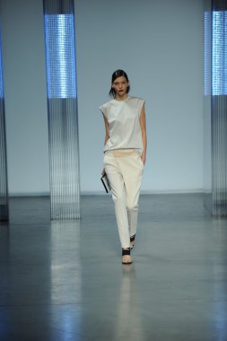 model yürür helmut lang defile