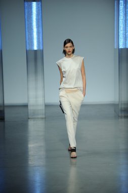 model yürür helmut lang defile