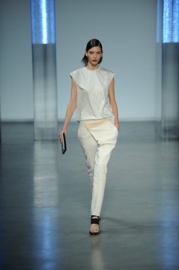 model yürür helmut lang defile
