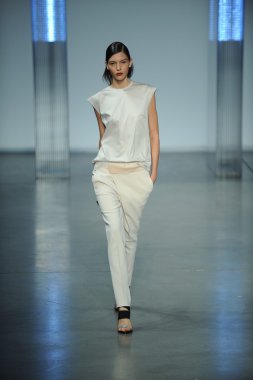 model yürür helmut lang defile