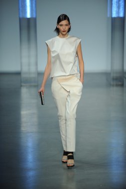 model yürür helmut lang defile