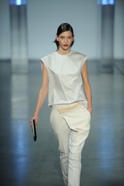 model yürür helmut lang defile