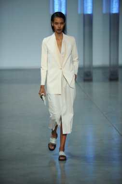model yürür helmut lang defile