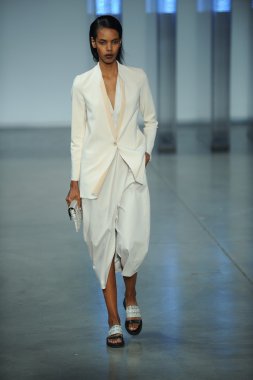 model yürür helmut lang defile