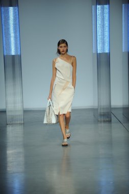 model yürür helmut lang defile