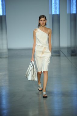 model yürür helmut lang defile