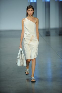 model yürür helmut lang defile